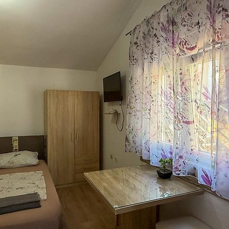 Apartman Meghan พูลา ภายนอก รูปภาพ
