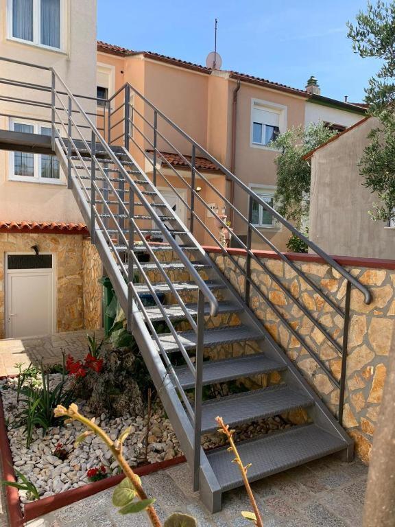 Apartman Meghan พูลา ภายนอก รูปภาพ
