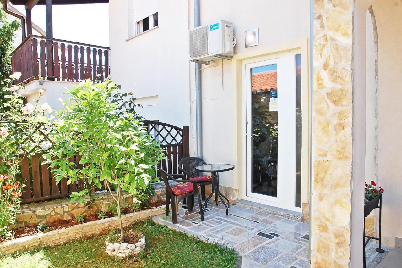 Apartman Meghan พูลา ภายนอก รูปภาพ