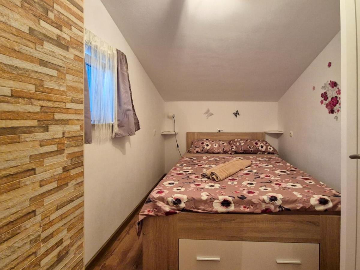 Apartman Meghan พูลา ภายนอก รูปภาพ