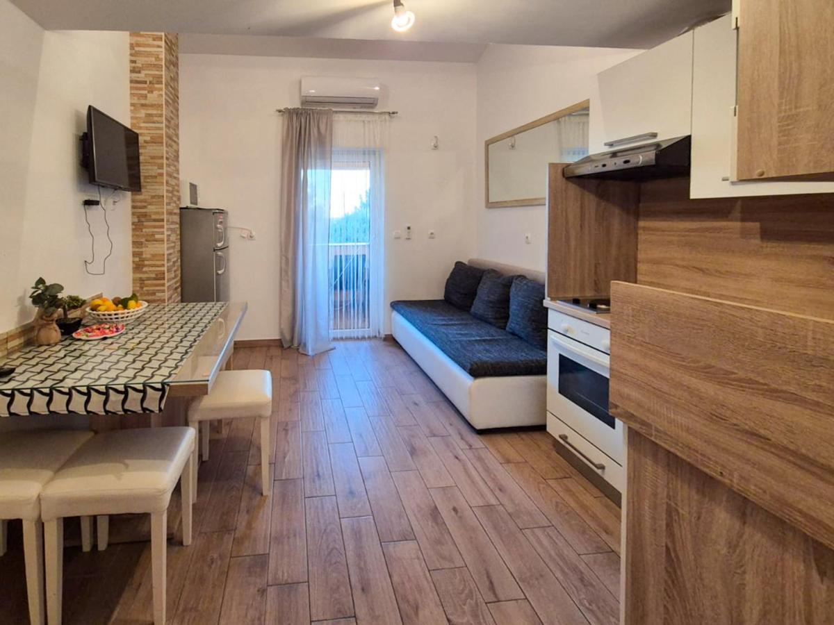 Apartman Meghan พูลา ภายนอก รูปภาพ
