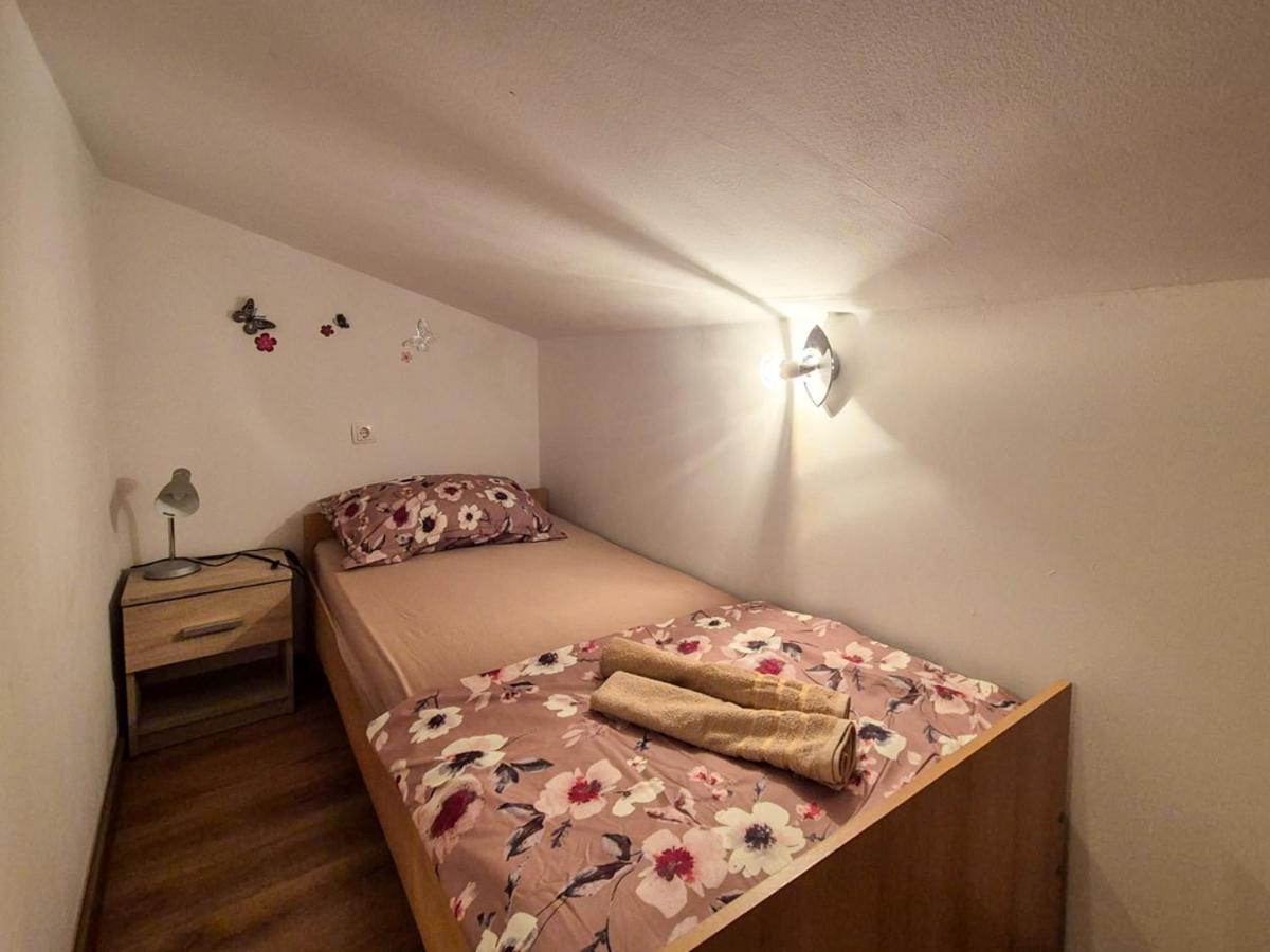 Apartman Meghan พูลา ภายนอก รูปภาพ