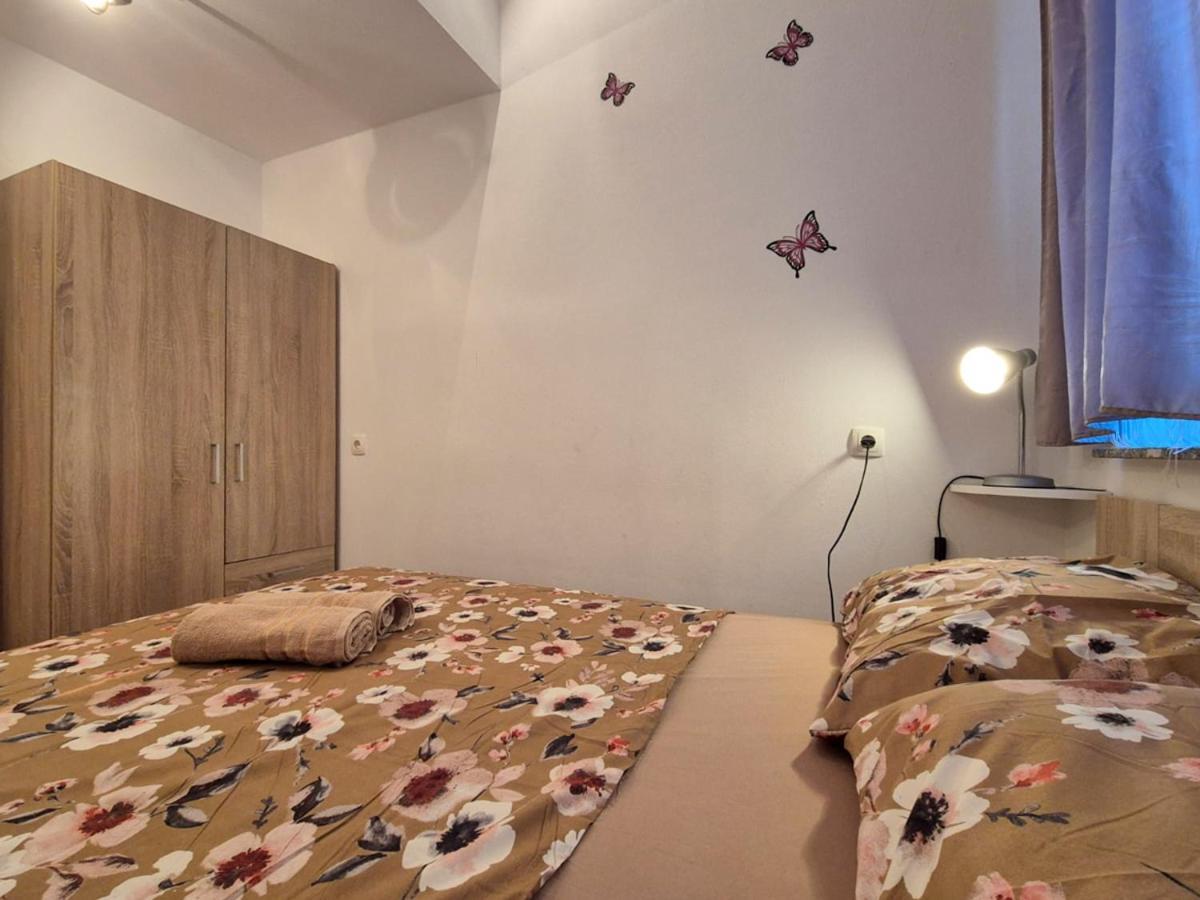 Apartman Meghan พูลา ภายนอก รูปภาพ