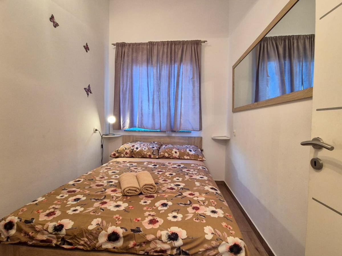 Apartman Meghan พูลา ภายนอก รูปภาพ