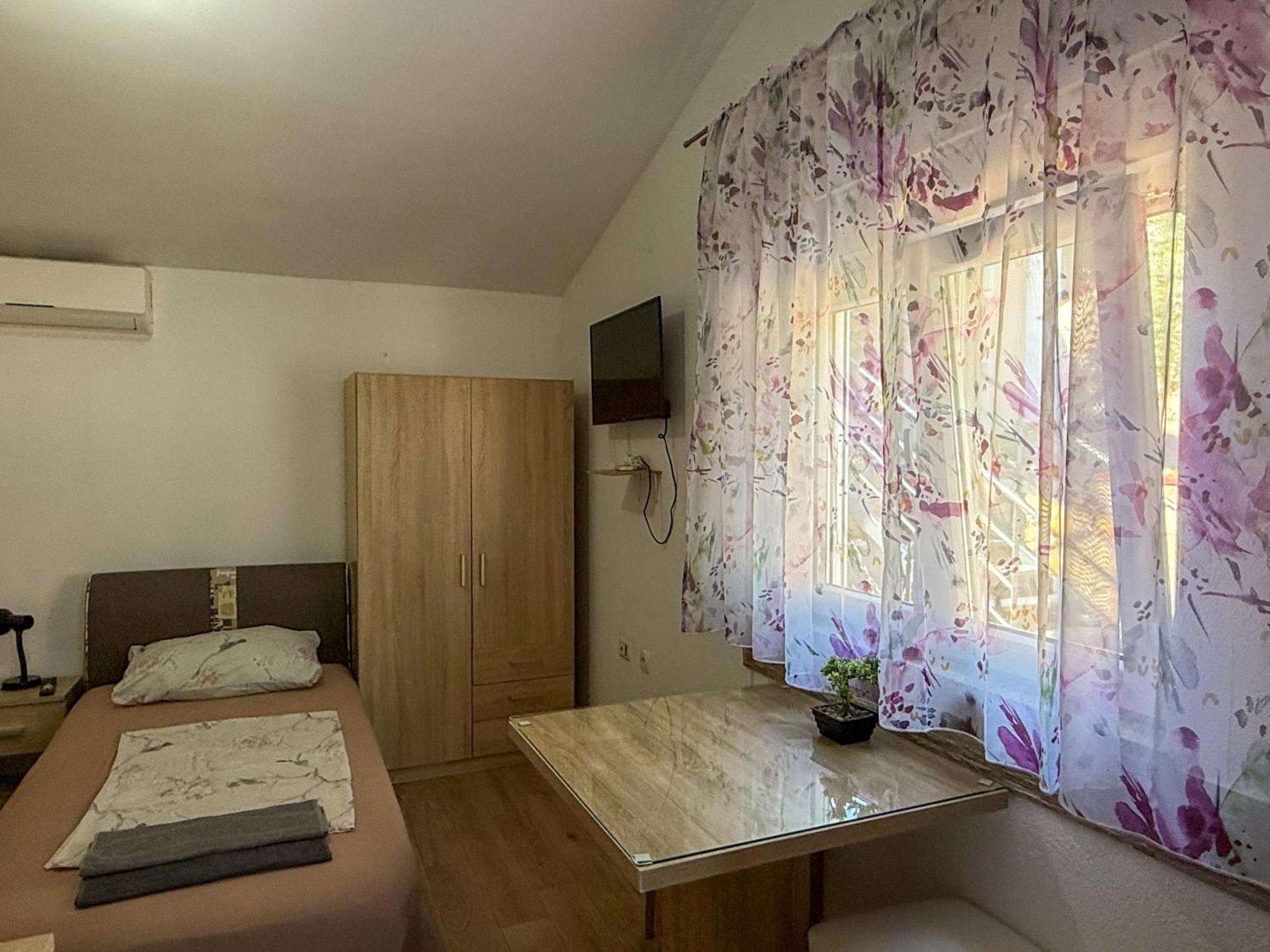 Apartman Meghan พูลา ภายนอก รูปภาพ