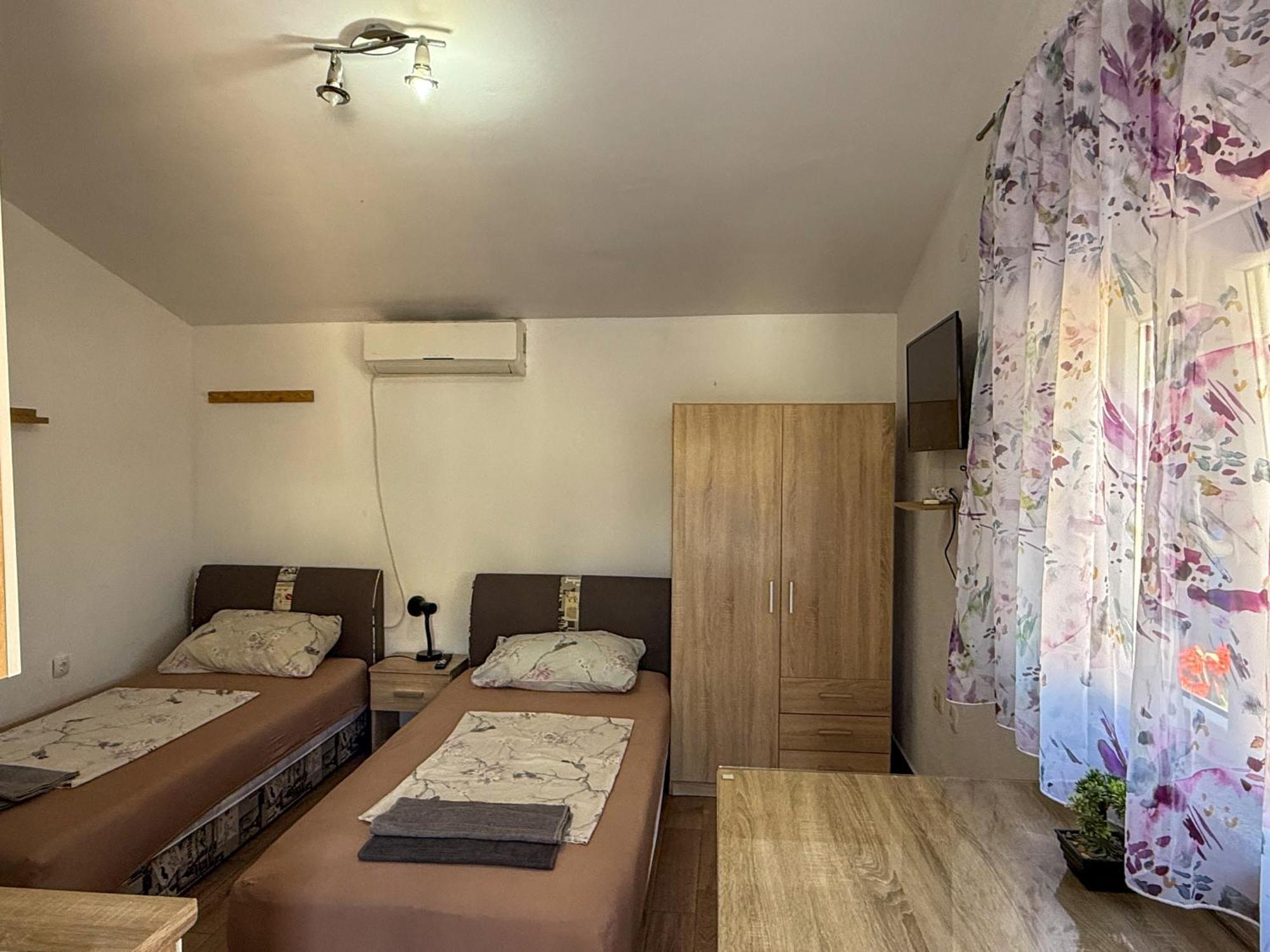 Apartman Meghan พูลา ภายนอก รูปภาพ