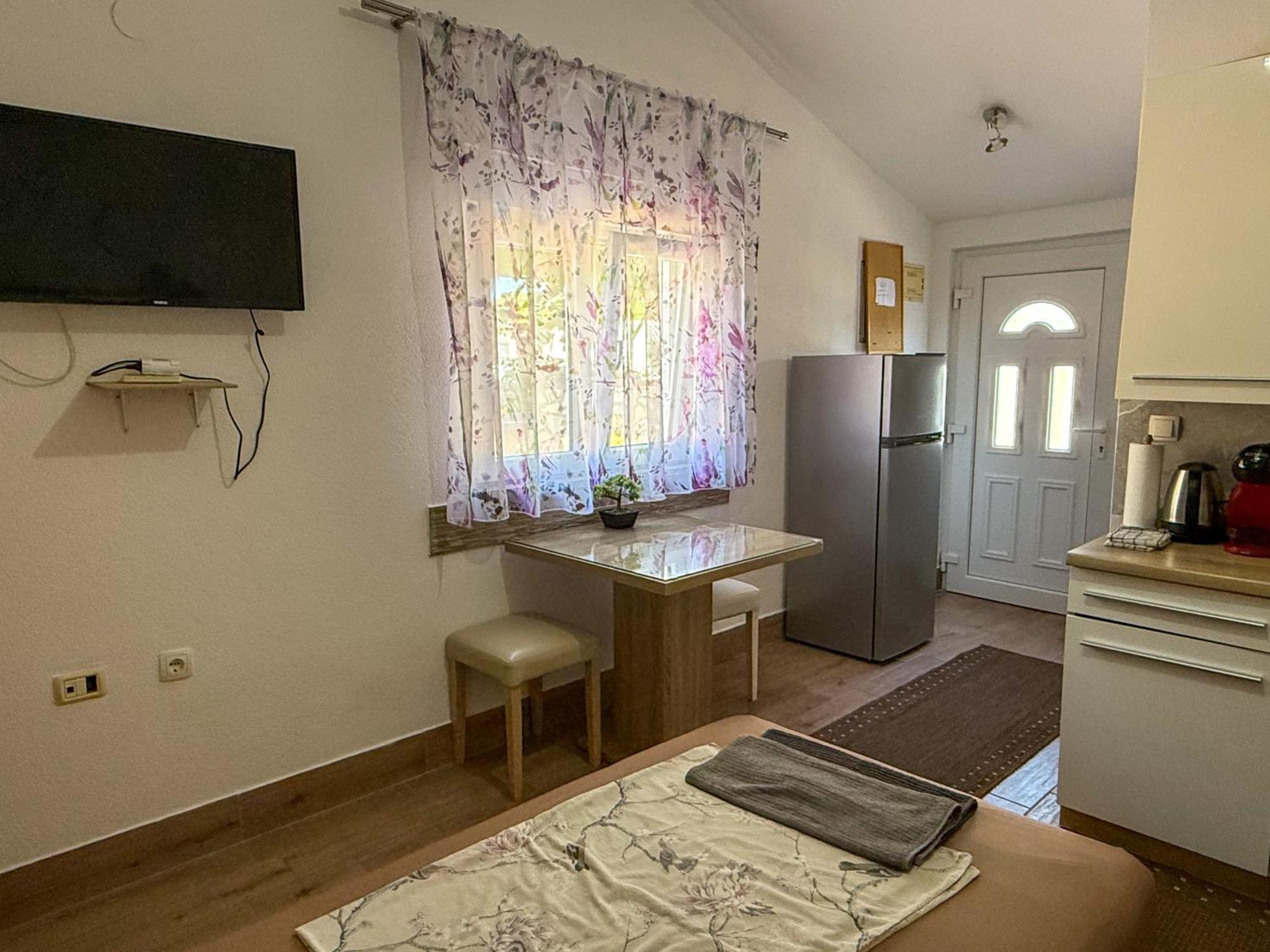 Apartman Meghan พูลา ภายนอก รูปภาพ